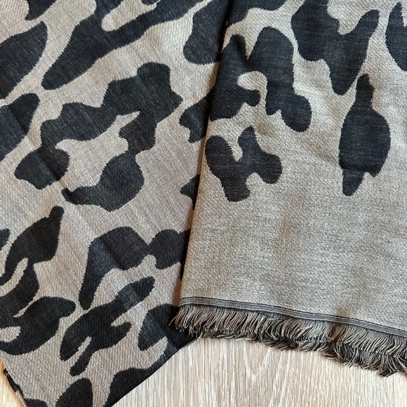 Banana Republic  Leopard Wool Cotton Scarf - Picture 4 of 9